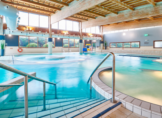 Piscine intérieure lumineuse sans palmiers